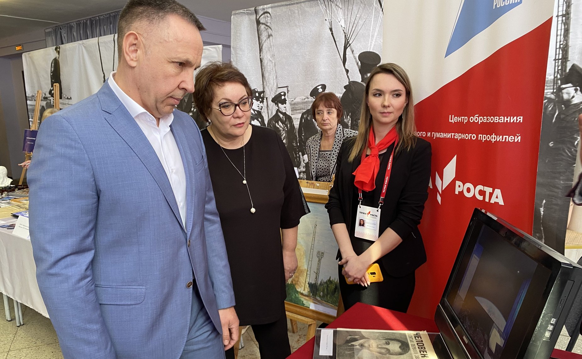 Олег Алексеев во время рабочей поездки в регион осмотрел тематическую выставку «Покорение космоса»