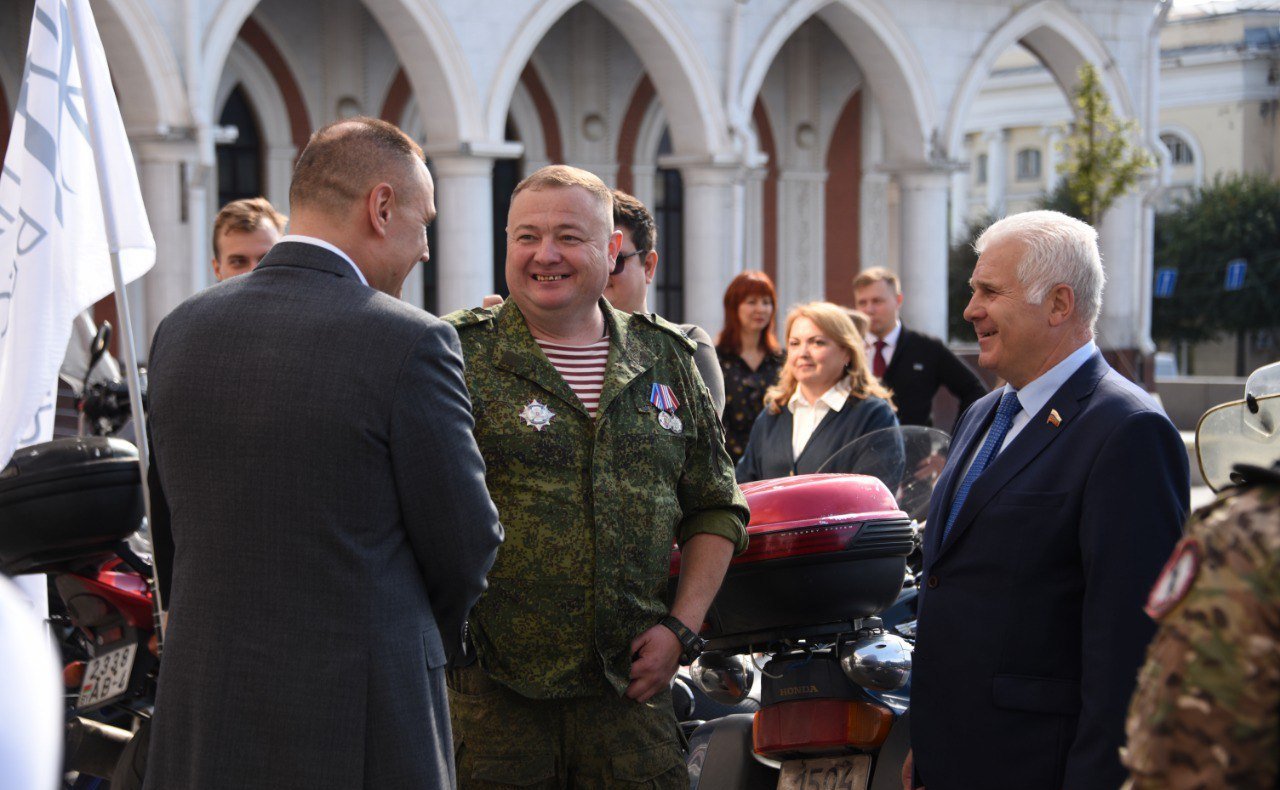 Сергей Мартынов и глава Марий Эл Юрий Зайцев приветствовали участников мотопробега «Экспедиция Памяти»