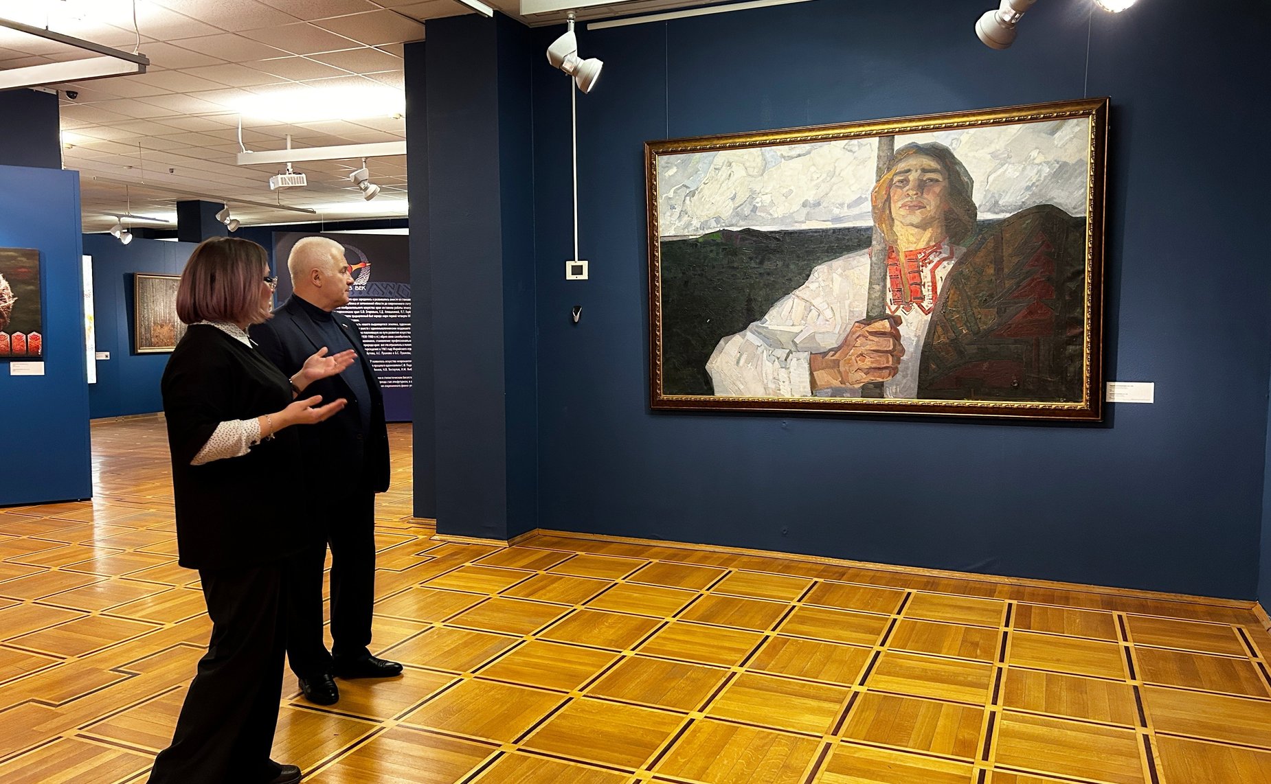 Сергей Мартынов посетил в Йошкар-Оле выставку, представляющую судьбу этноса мари сквозь призму изобразительного искусства