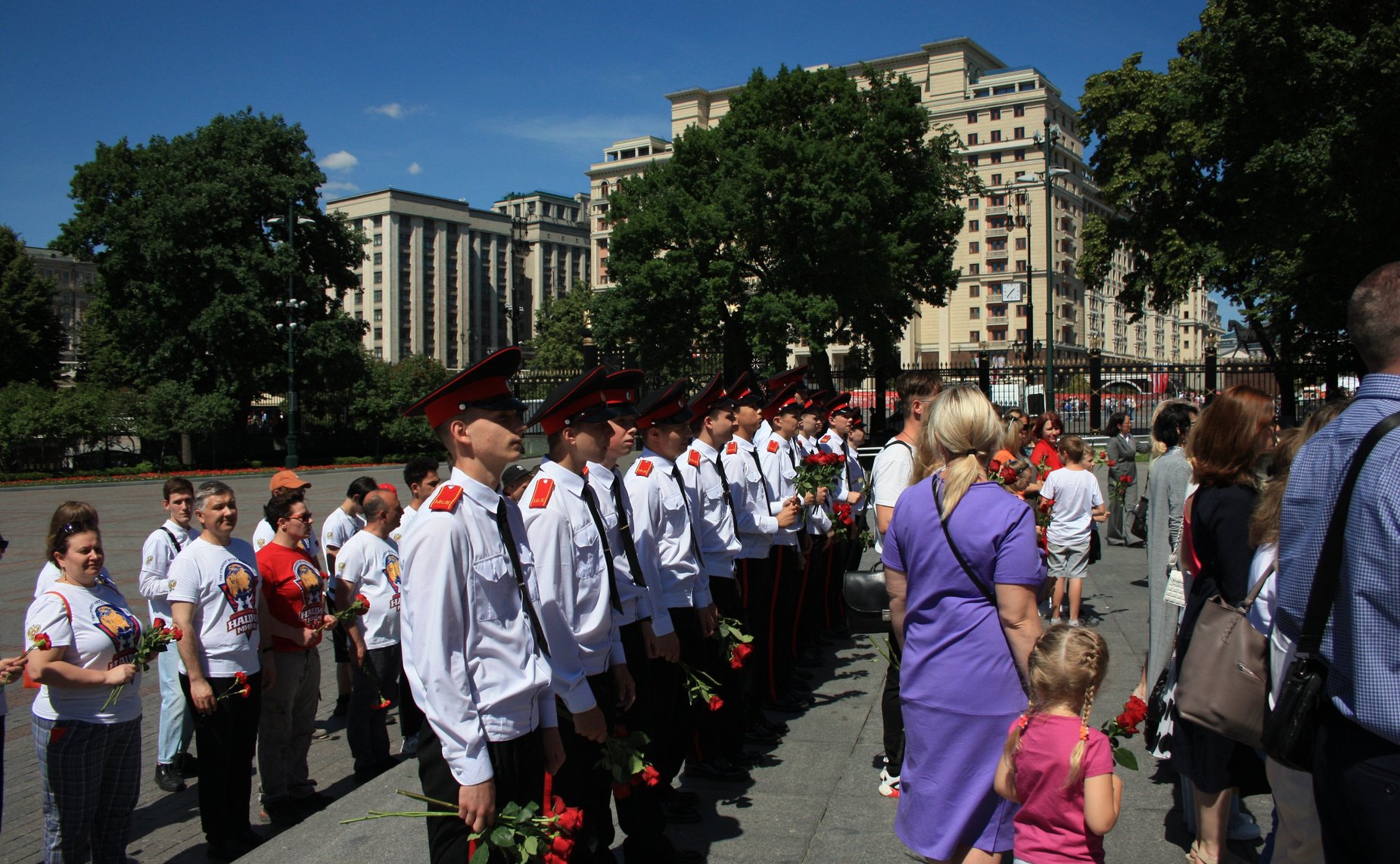 Маргарита Павлова в годовщину создания Государственного Комитета обороны СССР возложила цветы к могиле Неизвестного Солдата у Кремлевской стены в Александровском саду