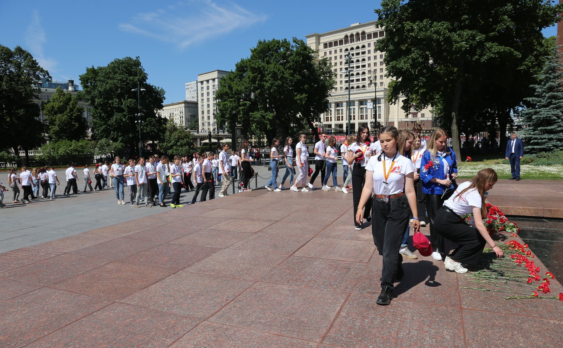Экскурсионная программа для участников проекта «Поезд Памяти», возложение цветов в Александровском саду
