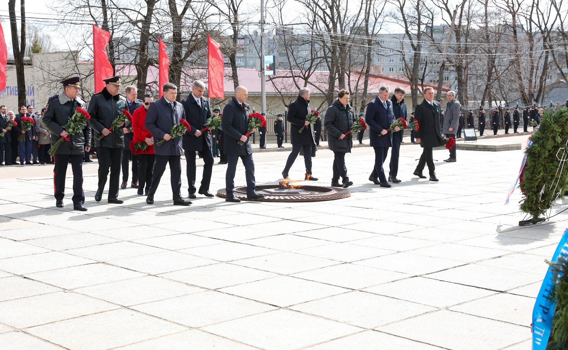 Возложение цветов к мемориалу 1200 гвардейцам, погибшим при штурме Кёнигсберга в апреле 1945 года