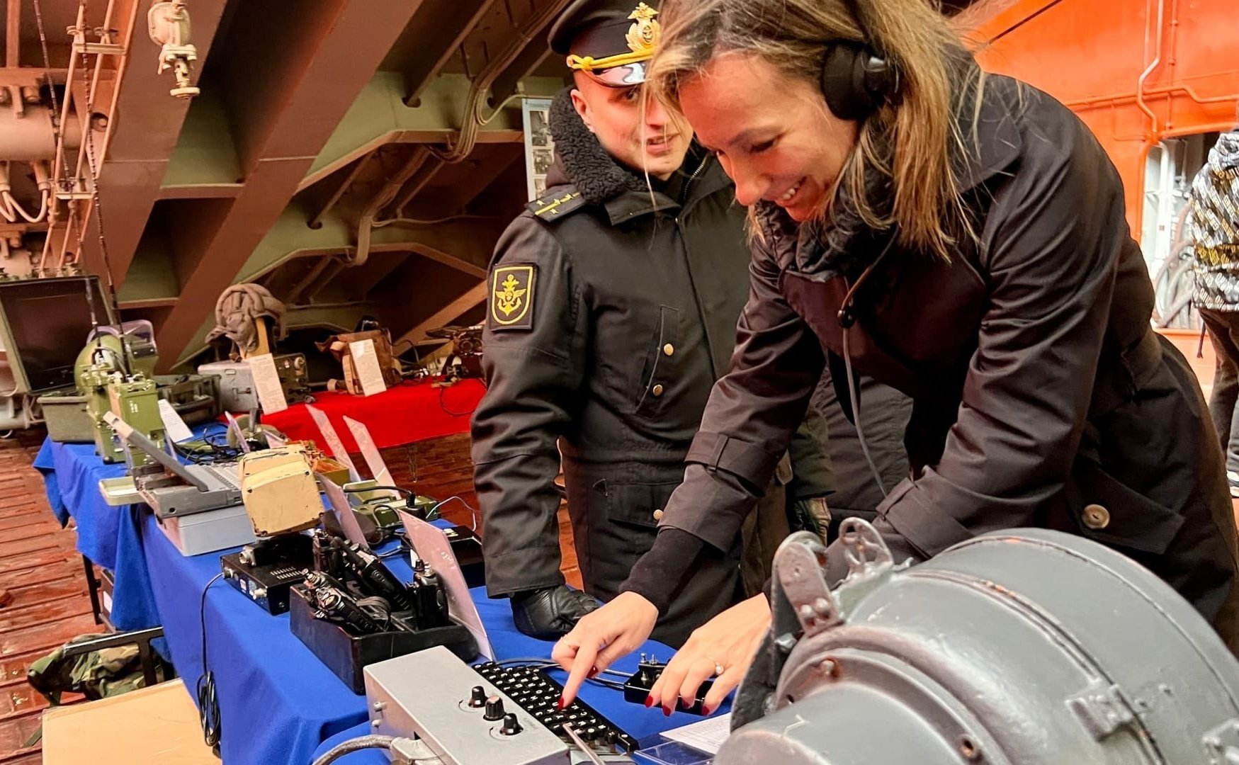 Татьяна Сахарова ознакомилась с экспозицией агитационной выставки на корабле «Иван Грен»