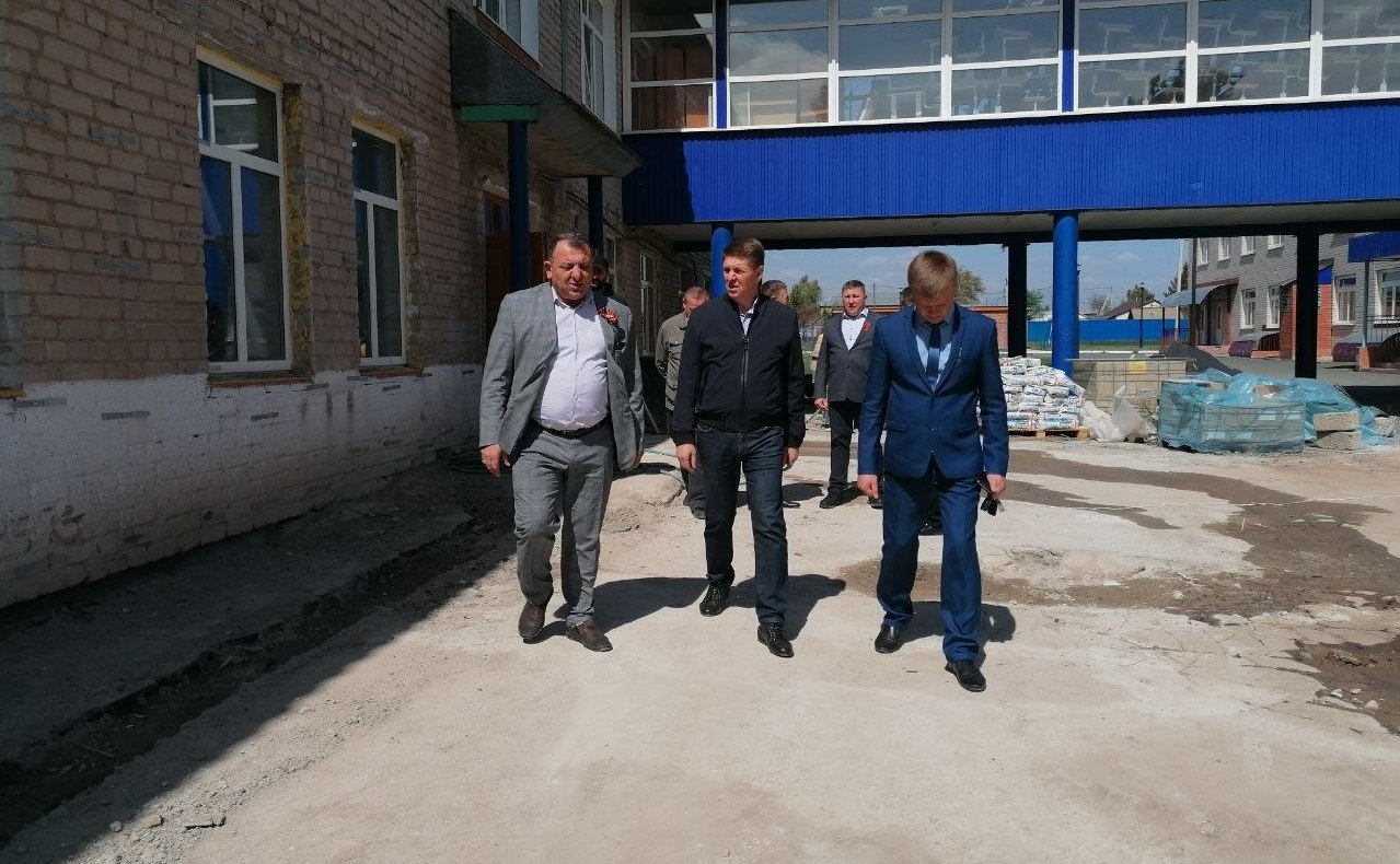 Андрей Шевченко ознакомился с ходом работ по капитальному ремонту местной средней школы № 2