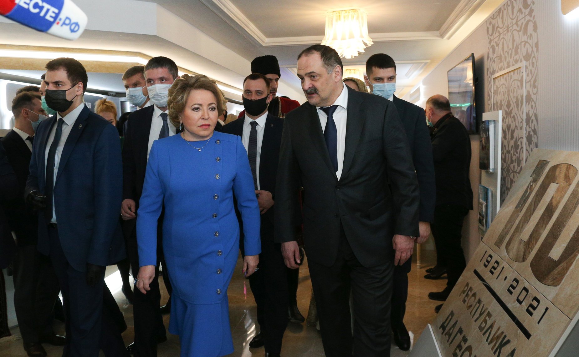 Валентина Матвиенко и Сергей Меликов посетили выставку, посвященную 100-летию Республики Дагестан