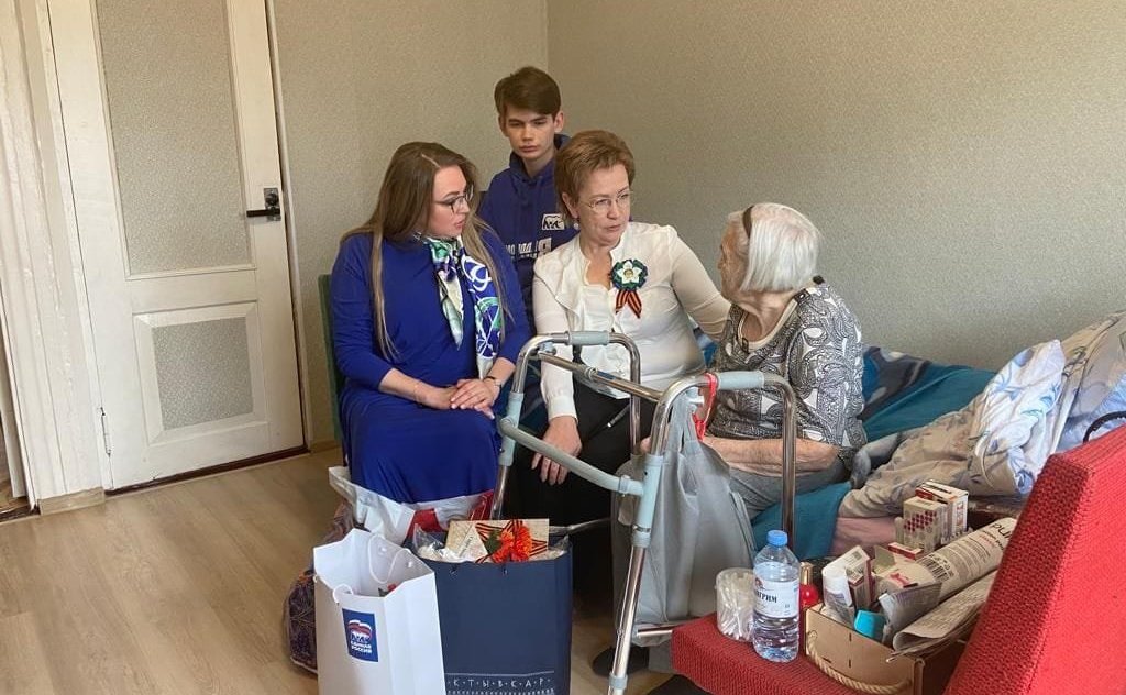 Елена Шумилова в преддверии Дня Победы парламентарий встретилась с ветераном Великой Отечественной войны Лилией Чукилевой и поздравила ее с приближающимся праздником