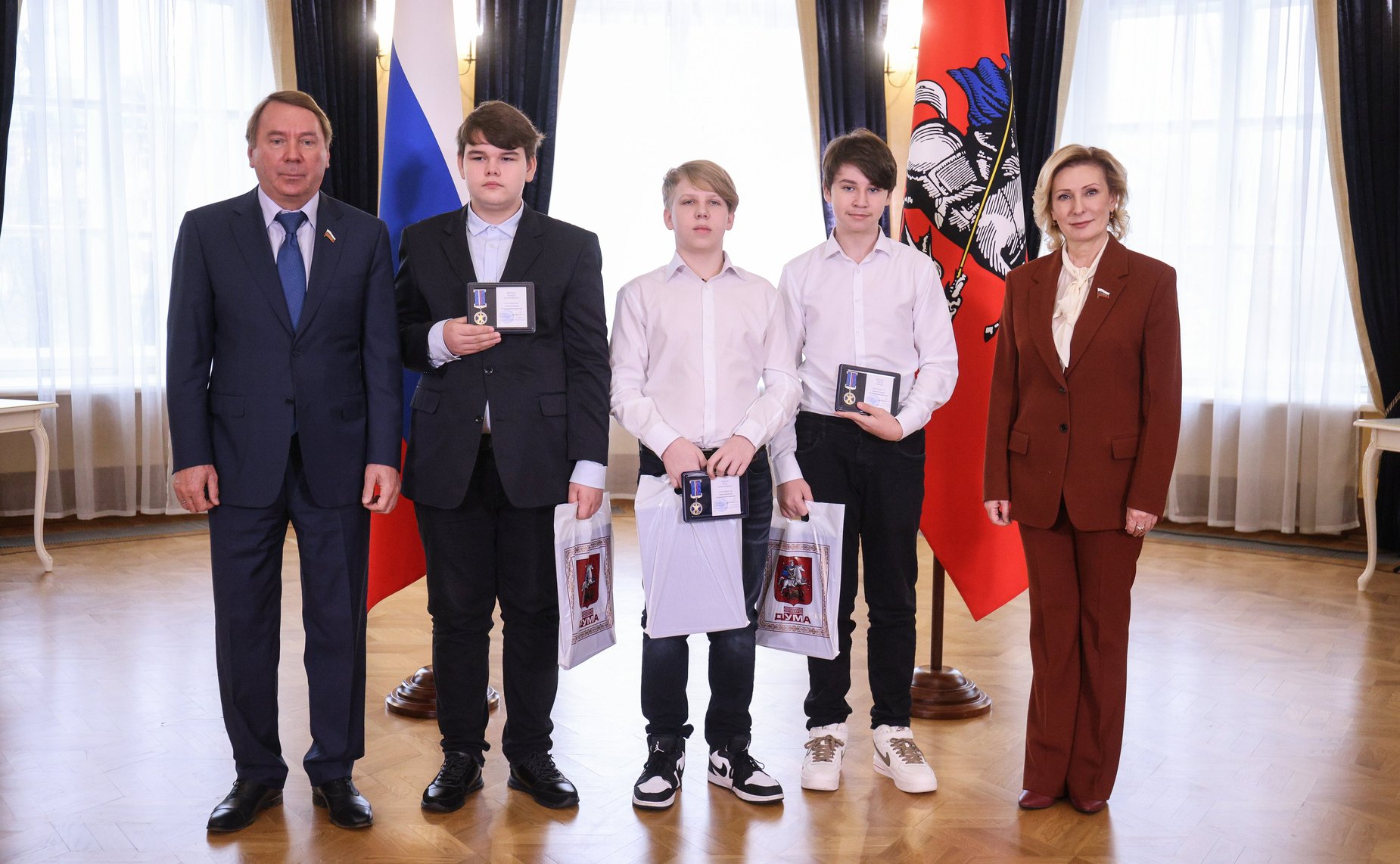 Инна Святенко и Владимир Кожин вручили награды юным героям — ученикам московских школ