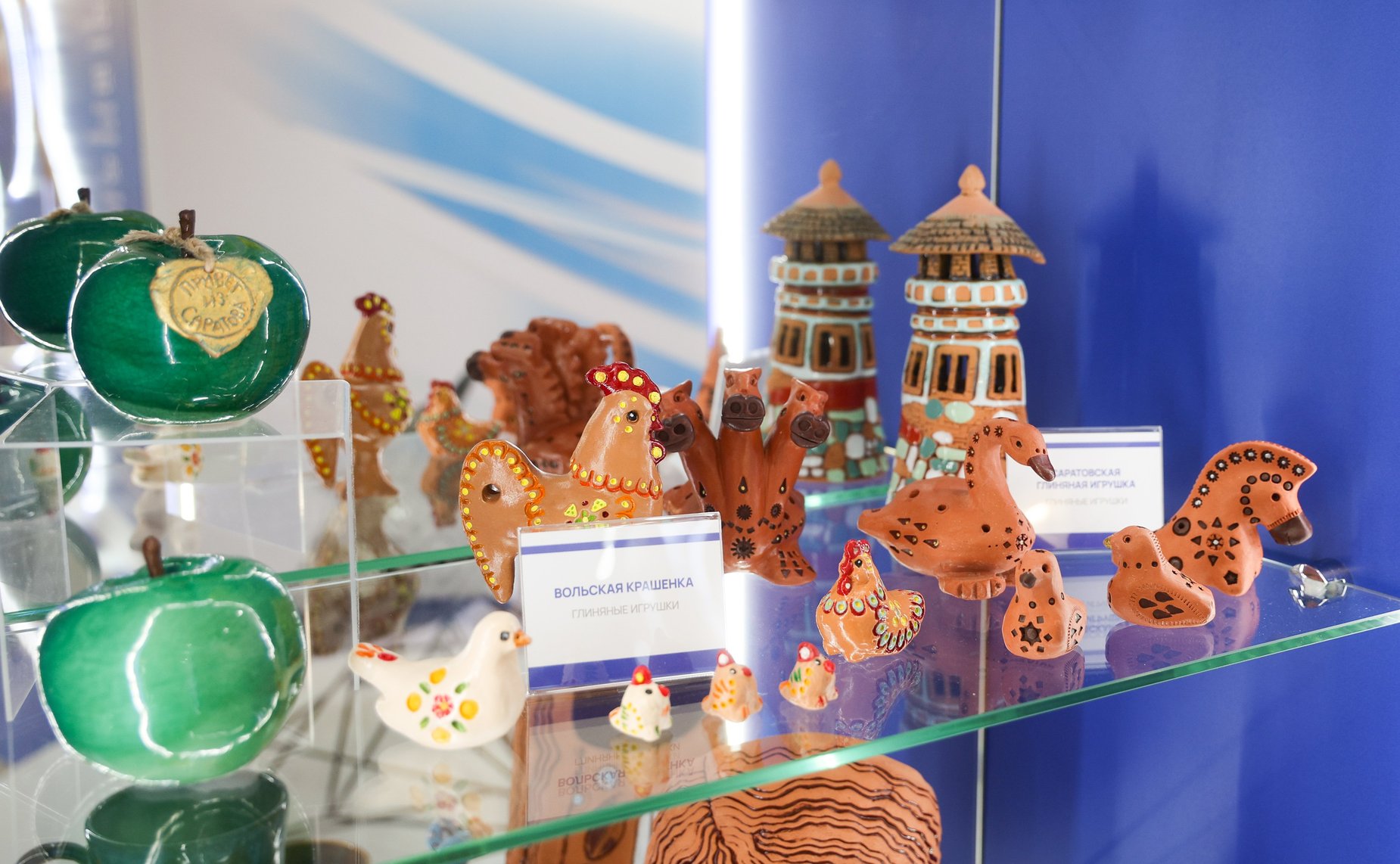 Валентина Матвиенко и Роман Бусаргин осмотрели выставку, посвященную действующим и перспективным проектам развития Саратовской области