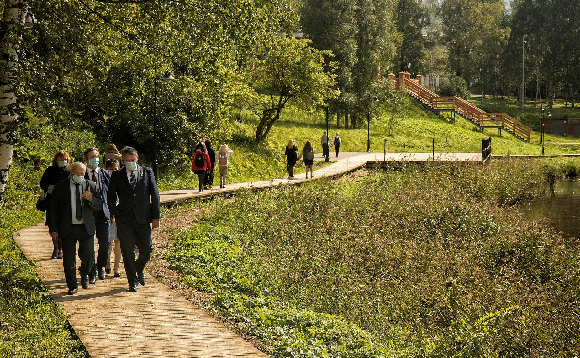 Юрий Воробьев в рамках рабочей поездки в Вытегорский район осмотрел обновленную набережную реки Вытегры и открыл памятную табличку Почетному члену Императорского Русского географического общества Константину Посьету