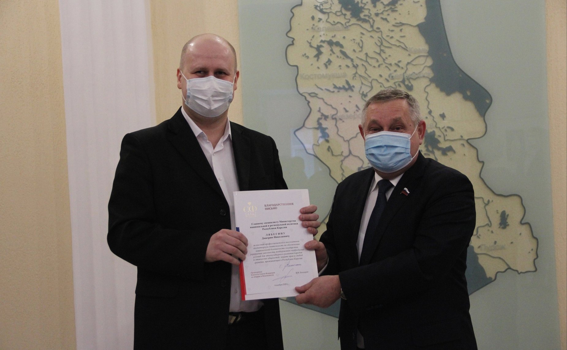 Александр Ракитин провел рабочую встречу в министерстве национальной политики и вручил от имени Комитета СФ по обороне и безопасности благодарственные письма ряду сотрудников министерства