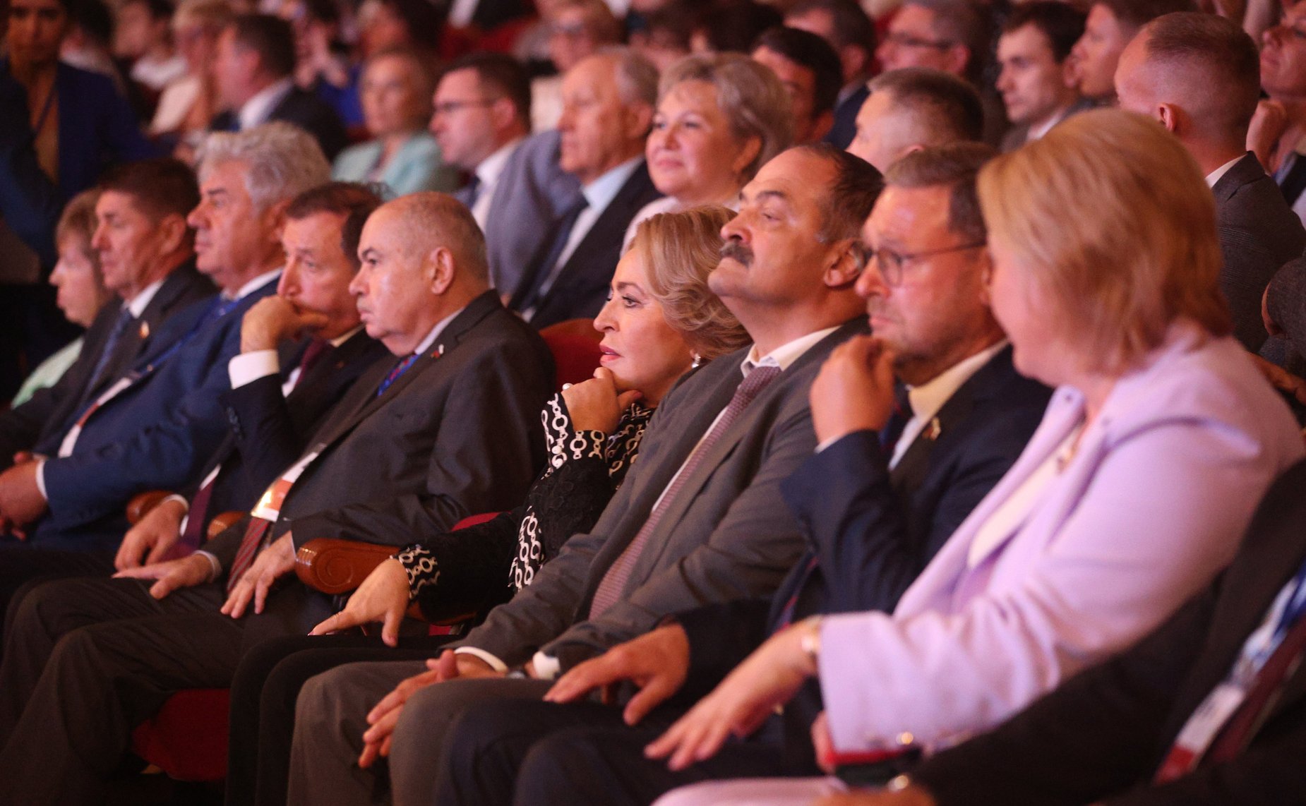 Делегация СФ побывала на фольклорном представлении в Государственном республиканском русском драматическом театре имени М. Горького