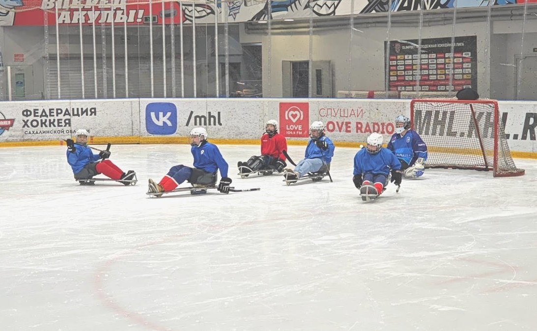 Сахалин становится одним из ведущих центров развития следж-хоккея — одного из самых динамичных и увлекательных видов адаптивного спорта