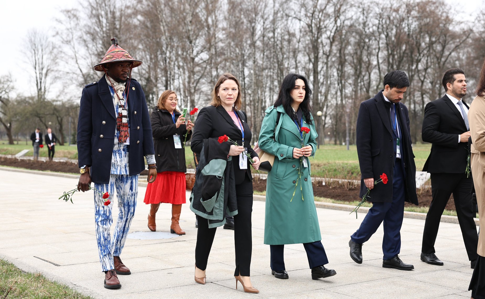 Делегации стран-участниц Межпарламентской Ассамблеи СНГ возложили венки и цветы к Монументу «Мать-Родина» на Пискаревском мемориальном кладбище, а также к памятным плитам государств на Аллее Памяти