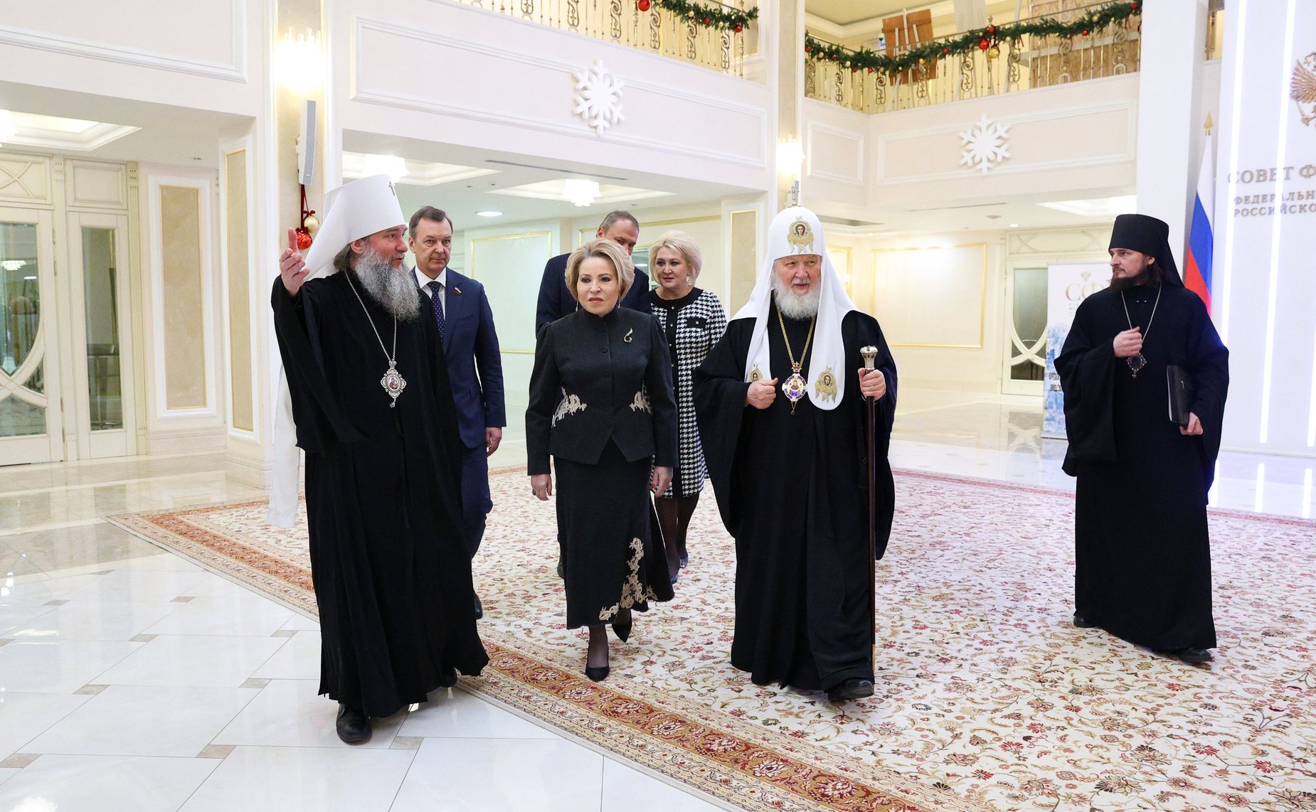 Председатель Совета Федерации и Святейший Патриарх Московский и всея Руси осмотрели выставку детских рисунков «Красота Божьего мира»