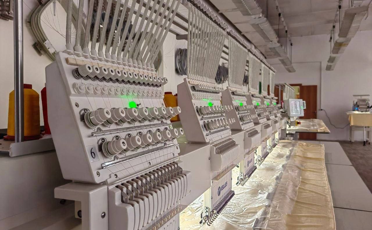 Артем Малащенков посетил в регионе одно из предприятий, которое занимается вышивкой на одежде и текстиле