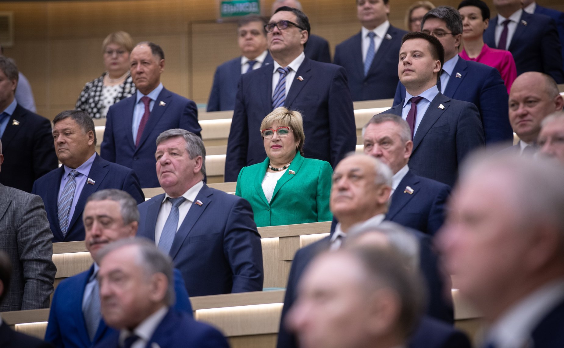 Сенаторы слушают гимн России перед началом 454-го заседания Совета Федерации