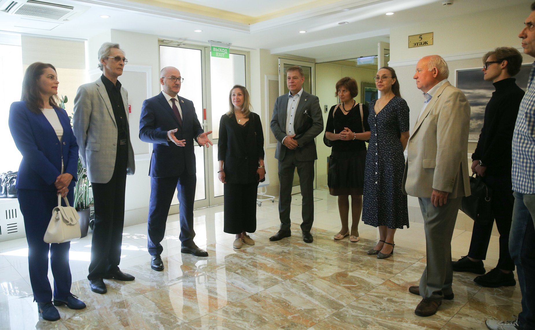 Олег Цепкин открыл в Совете Федерации выставку «Магнитка — город трудовой доблести, центр искусства и творчества»