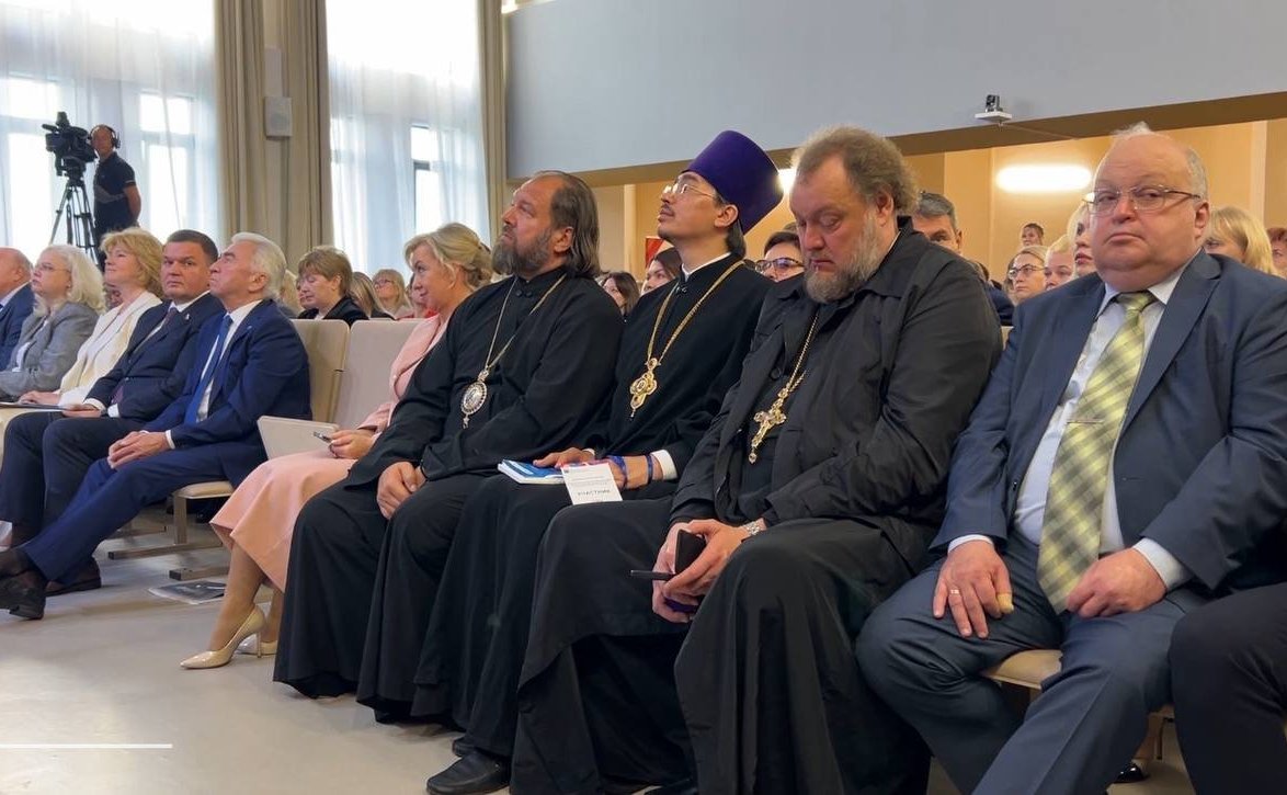 Сергей Перминов вручил Почетную грамоту Совета Федерации ректору Ленинградского государственного университета имени А.С. Пушкина Григорию Двасу