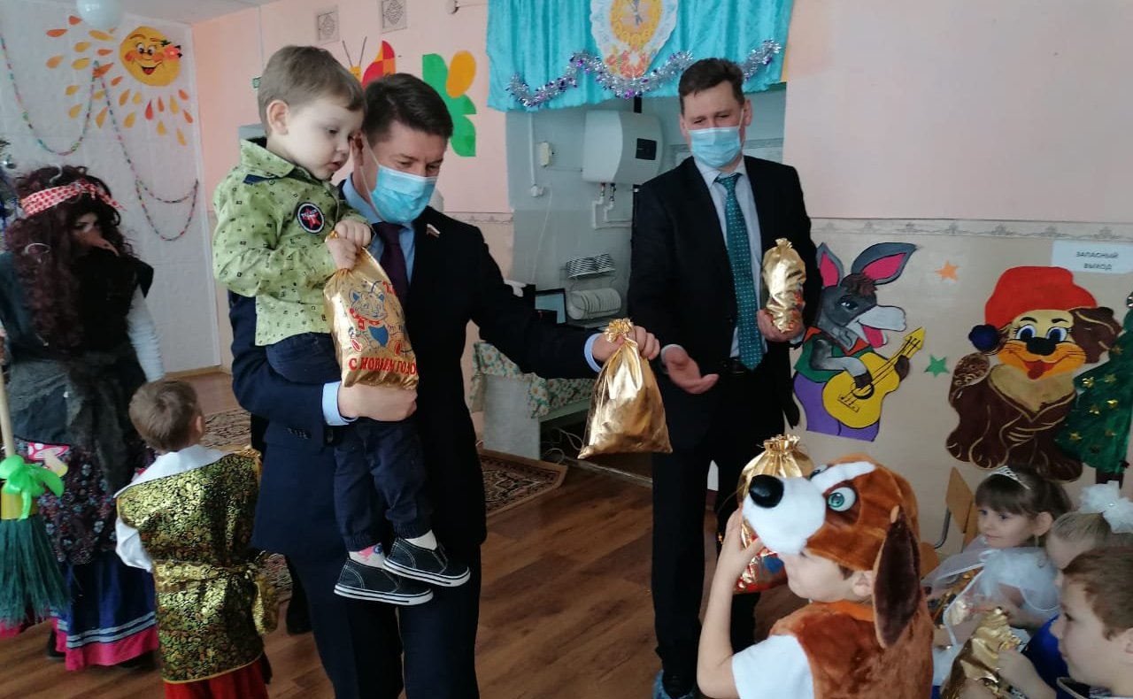 Андрей Шевченко посетил детский сад и социально-реабилитационный центр для несовершеннолетних «Теремок» в пос. Уранбаш Октябрьского района, где вручил детям подарки