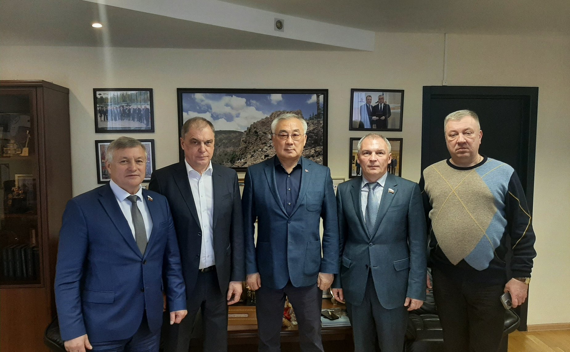 Рабочая встреча Баира Жамсуева с депутатами Государственной Думы, представляющими Забайкальский край в Федеральном Собрании Российской Федерации