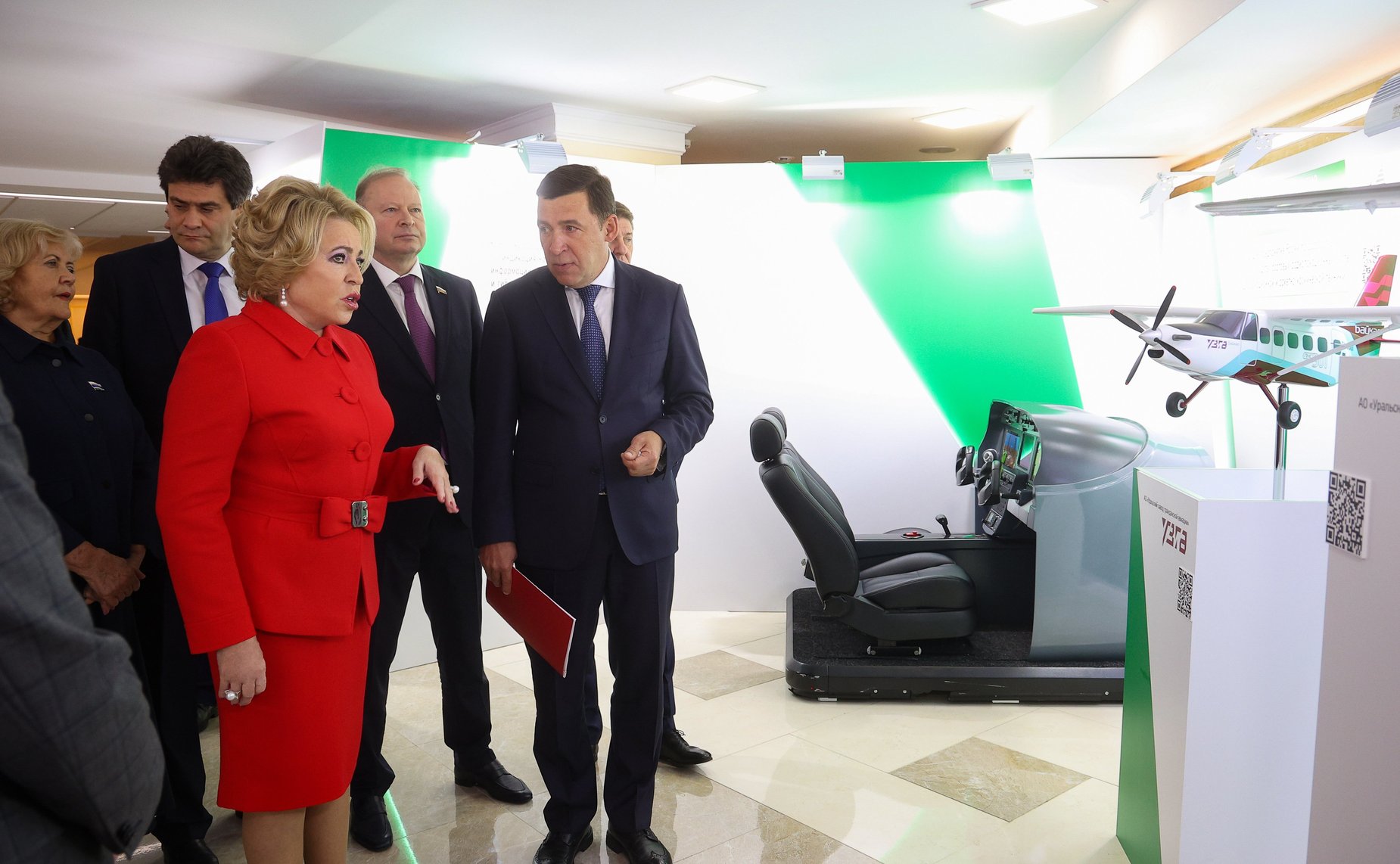 Валентина Матвиенко и Евгений Куйвашев осмотрели выставку, посвященную истории и перспективным направлениям развития Свердловской области