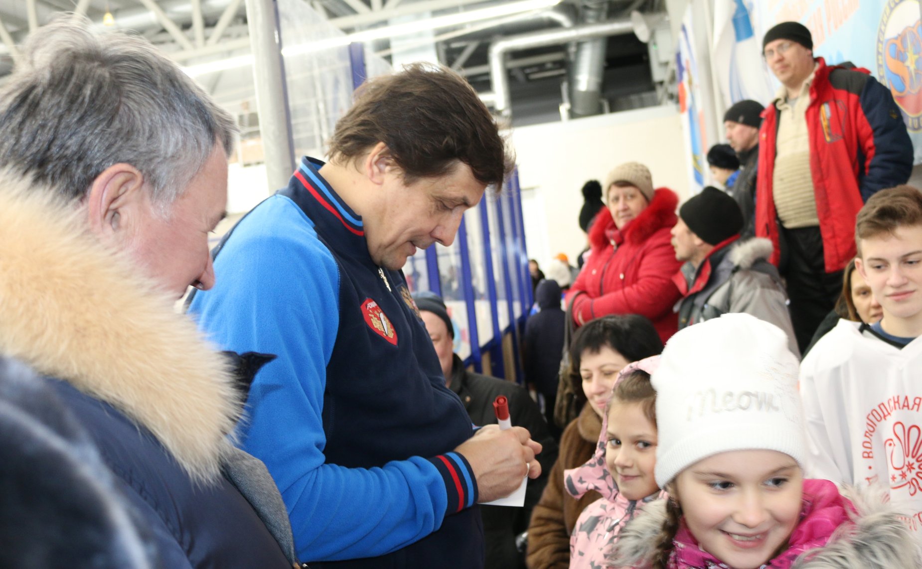 Ю. Воробьев и президент Федерации хоккея Московской области В. Каменский посетили Арктический спасательный центр «Вытегра»
