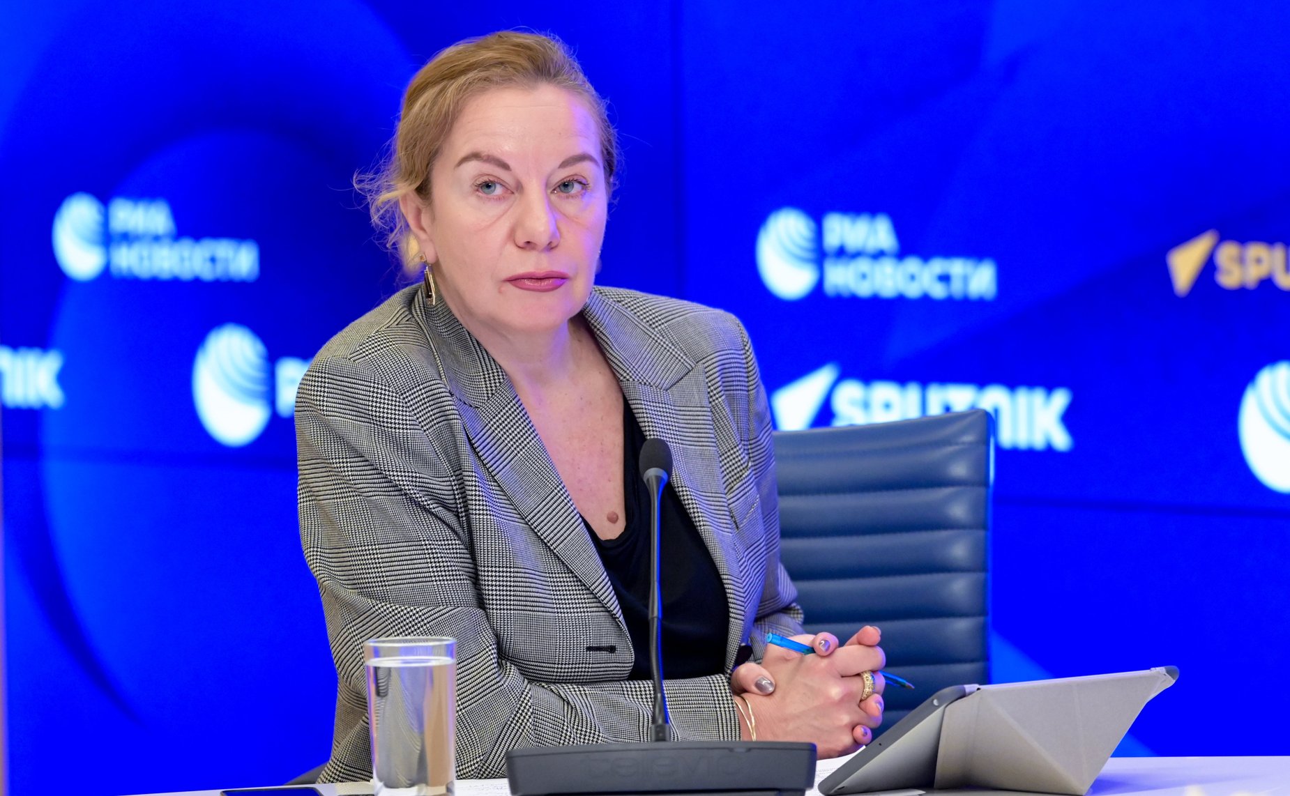 В международном мультимедийном пресс-центре Медиагруппы «Россия сегодня» состоялась пресс-конференция Владимира Джабарова по итогам презентации на пленарном заседании Совета Федерации ежегодного доклада Комиссии СФ по защите государственного суверенитета