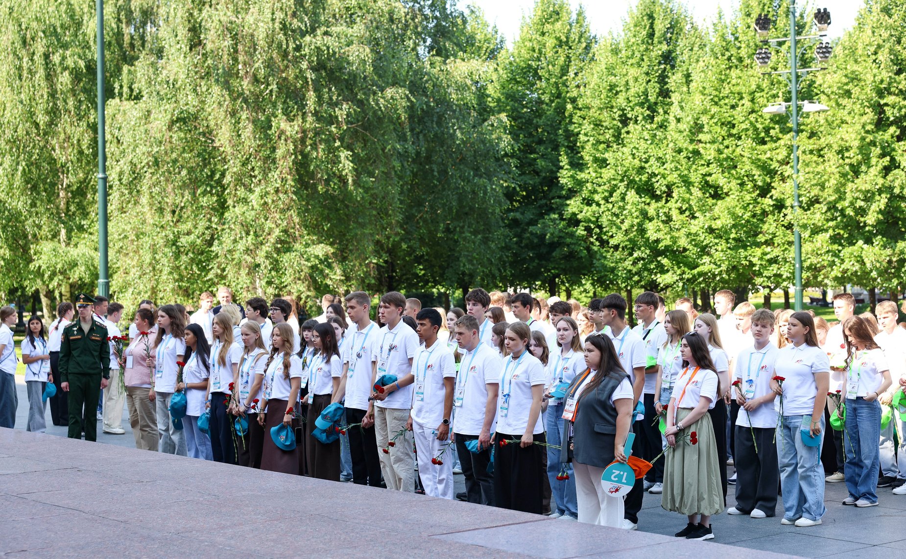 Культурно-образовательный проект «Поезд памяти». Москва. Торжественное возложение цветов у Могилы Неизвестного Солдата в Александровском саду