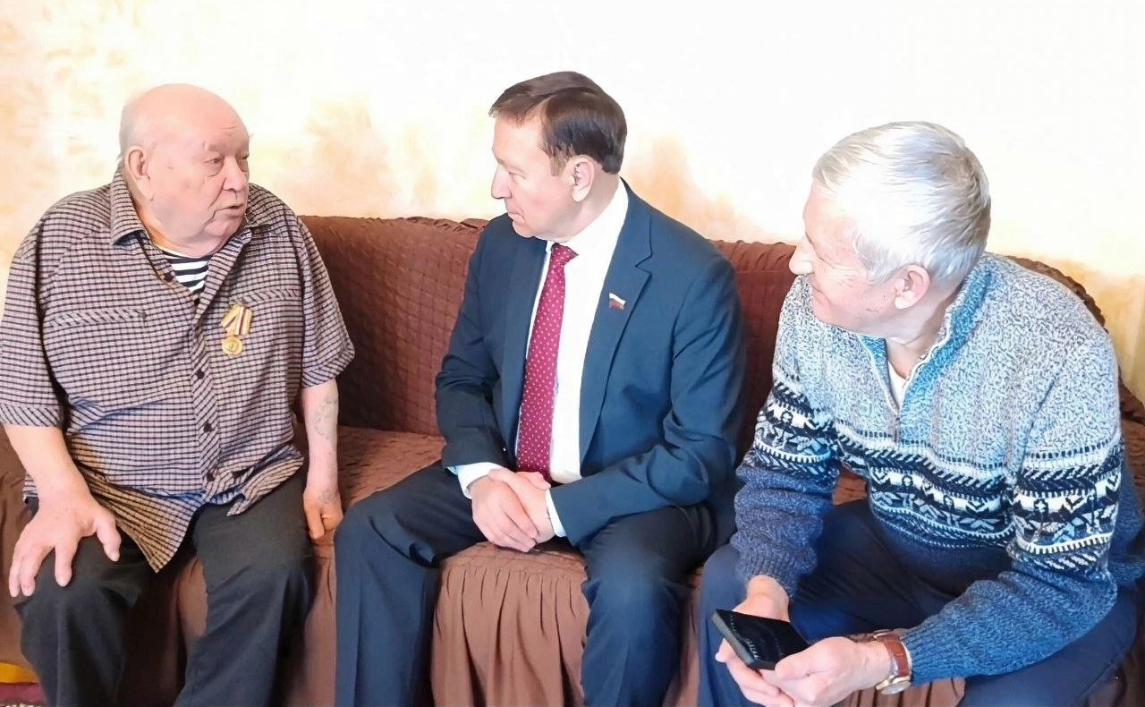 Александр Ролик во Владивостоке посетил на дому и вручил памятные медали «80 лет Победы над Японией» ветеранам, Почётным гражданам Приморского края Геннадию Степанову и Павле Мельниковой