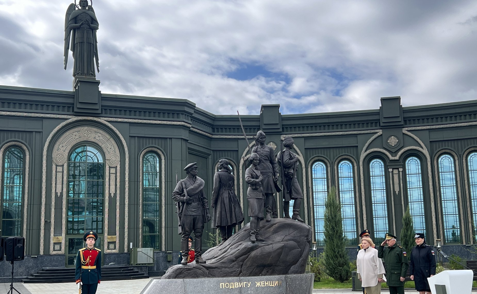 Заместитель Председателя Совета Федерации Инна Святенко приняла участие в открытии скульптуры «Подвигу женщин»