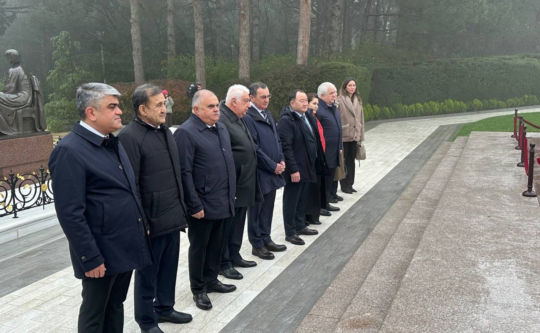 Сенатор РФ Николай Федоров и депутат Государственной Думы Казбек Тайсаев возложили цветы к могиле общенационального лидера азербайджанского народа Гейдара Алиева и почтили память выдающегося государственного и политического деятеля