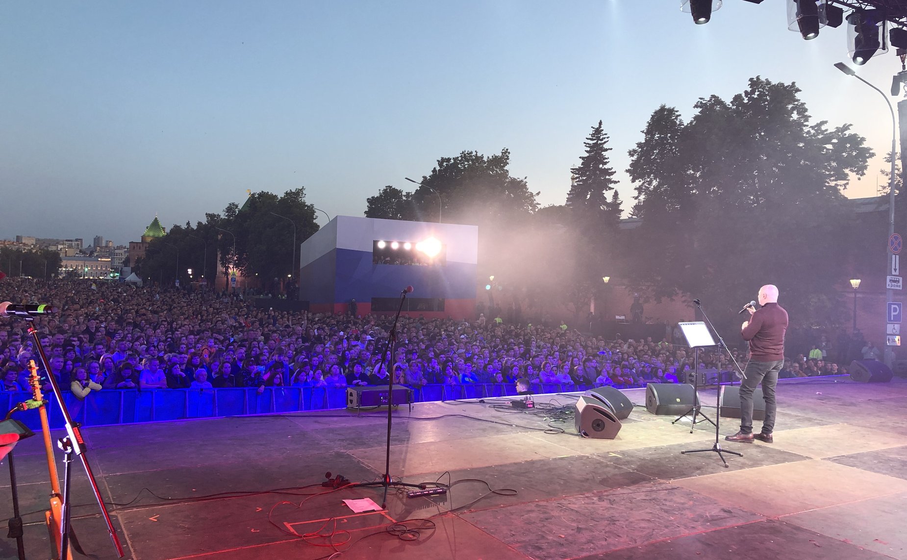 Александр Вайнберг выступил в Нижнем Новгороде с патриотическими авторскими песнями в День России