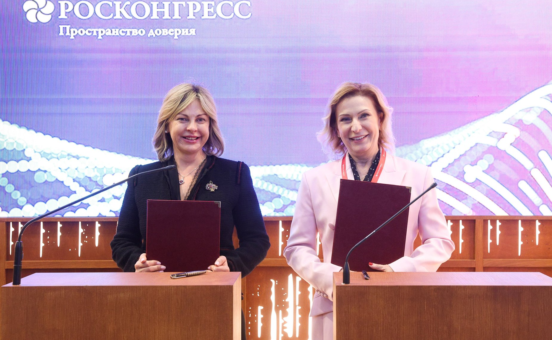 ПМЭФ’25. Подписание соглашений между Комиссией СФ по развитию креативных (творческих) индустрий и народных художественных промыслов в РФ, а также Советом по социальным инновациям СФ и Фондом содействия социальному развитию «Инносоциум»