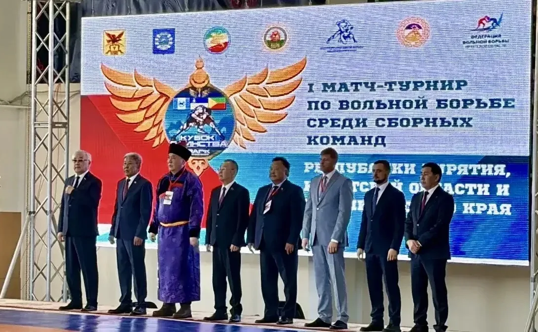Баир Жамсуев в рамках региональной недели принял участие в историческом событии – первой матчевой встрече по вольной борьбе «Кубок Единства»