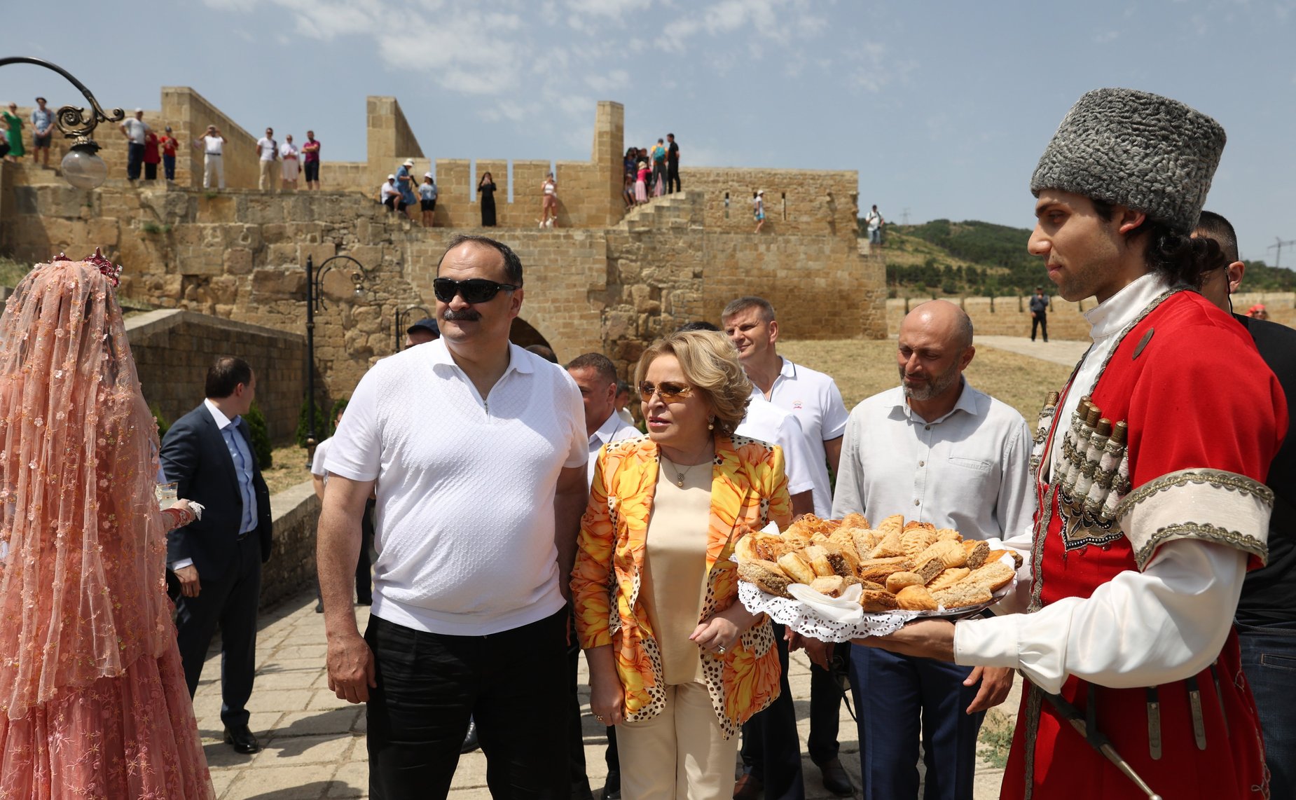 Валентина Матвиенко осмотрела выставку народно-художественных промыслов в Дербенте