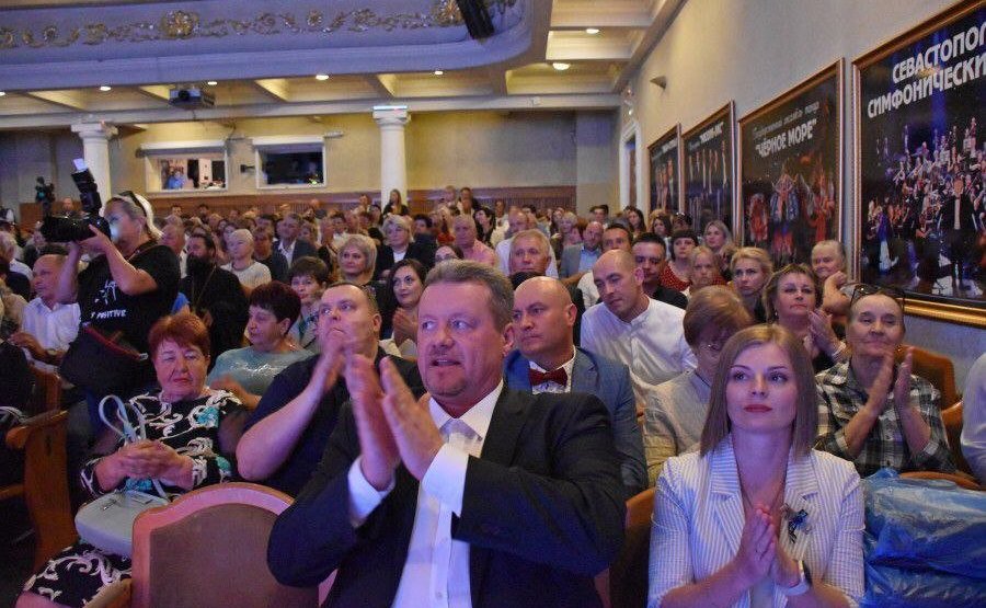 Екатерина Алтабаева вручила Благодарность Председателя СФ коллективу Севастопольской стоматологической поликлиники №1