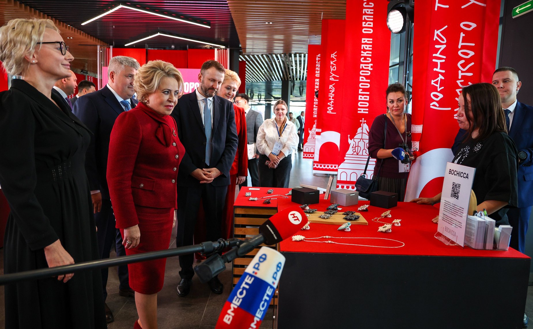 Валентина Матвиенко посетила Софийский собор и осмотрела выставку брендов «Новгородский торг»