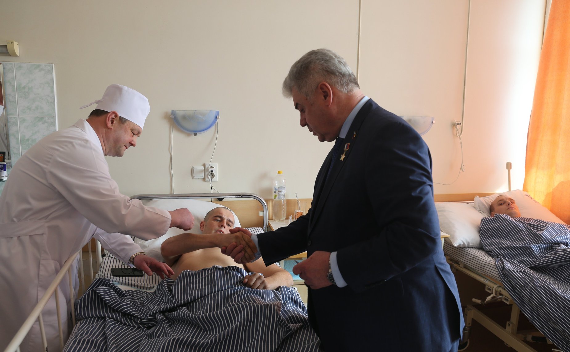 Председатель Комитета СФ по обороне и безопасности Виктор Бондарев посетил в Красногорске 3 Центральный военный клинический госпиталь имени А.А. Вишневского Министерства обороны РФ