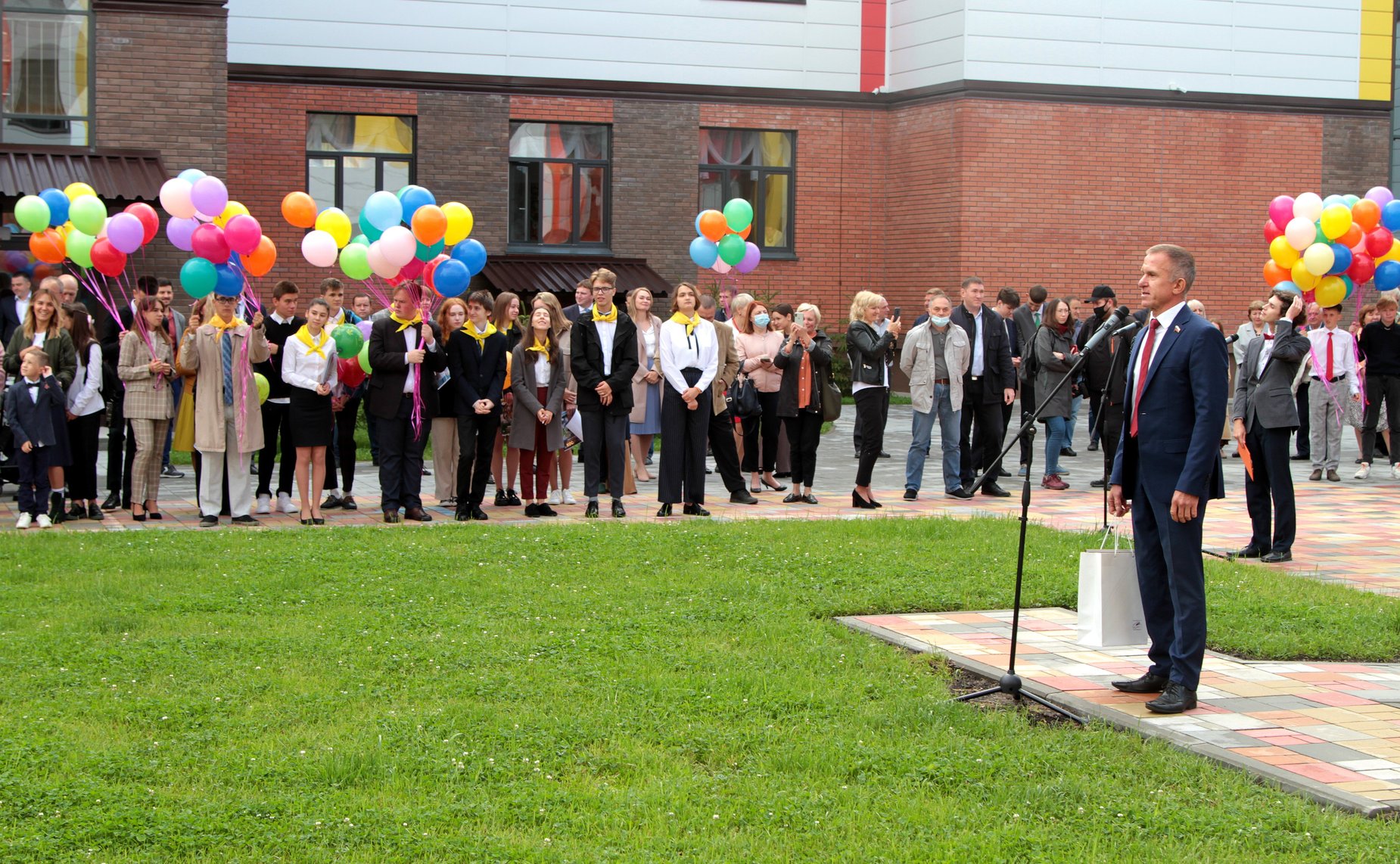 Владимир Кравченко побывал на церемонии открытия нового корпуса томского Губернаторского Светленского лицея