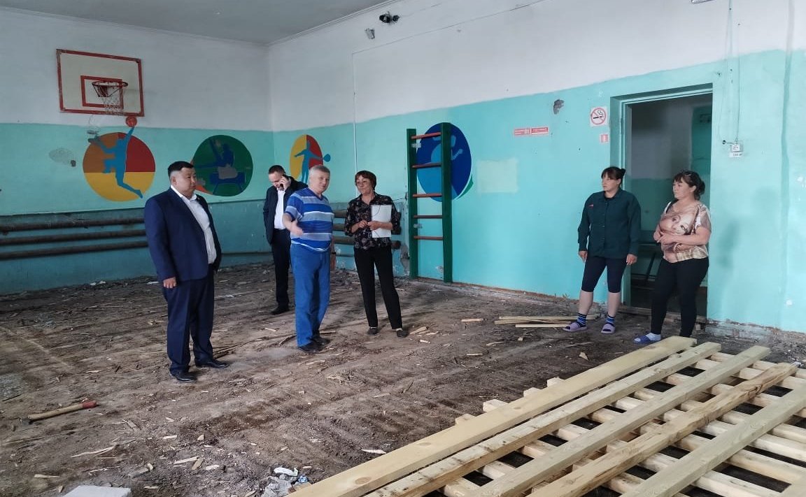 Сергей Михайлов проконтролировал ход ремонтных работ в школьных спортзалах села Нарасун Акшинского округа, сёл Ульхун Партия и Мордой Кыринского района