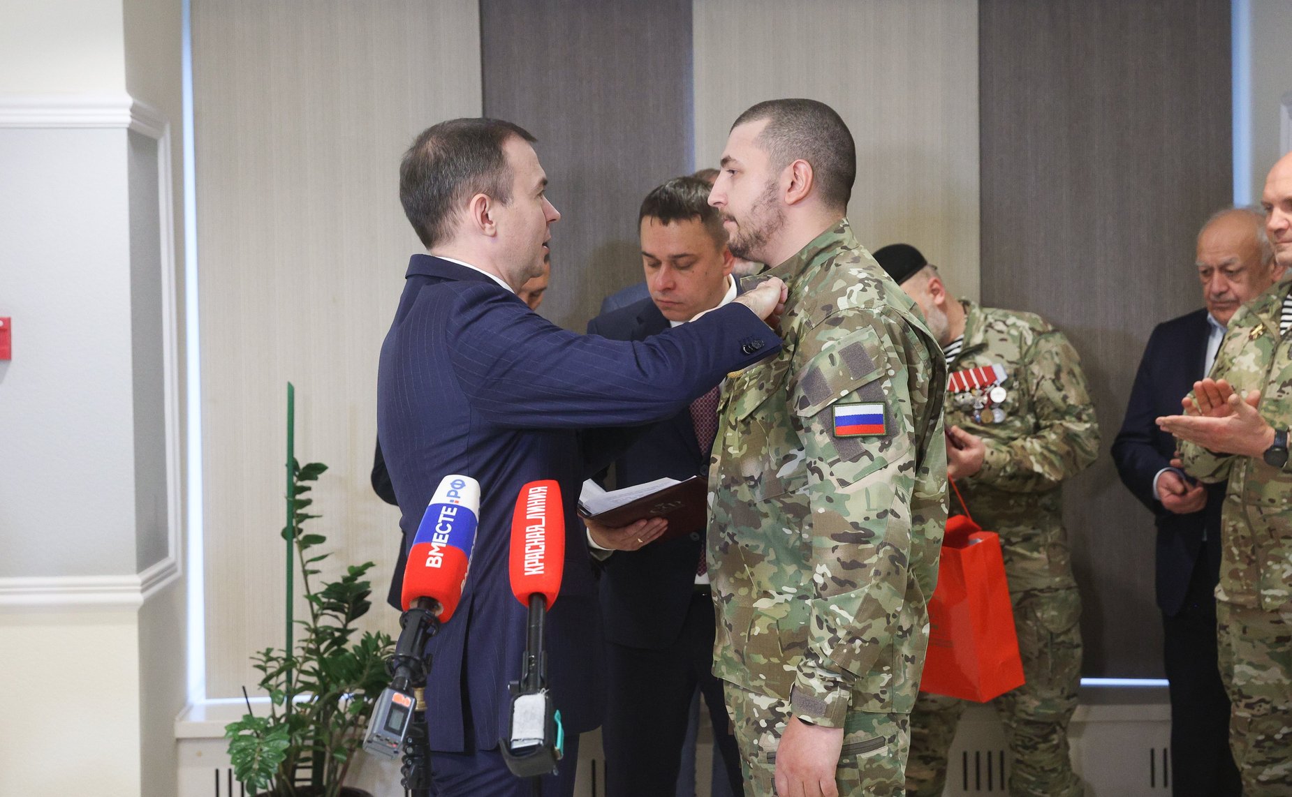 Торжественное награждение военнослужащих в рамках проведения открытия патриотической выставки фотографий военнослужащих Отдельной диверсионной штурмовой бригады «Ветераны»