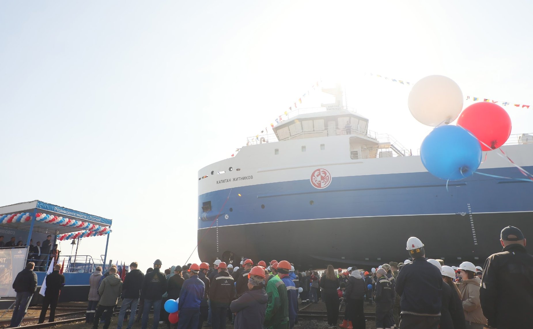 Елена Дягилева приняла участие в церемонии спуска на воду нового краболова