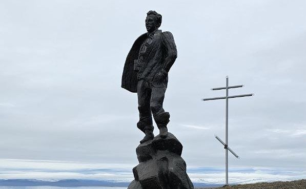 Андрей Епишин принял участие в открытии памятника геологу и писателю Олегу Куваеву