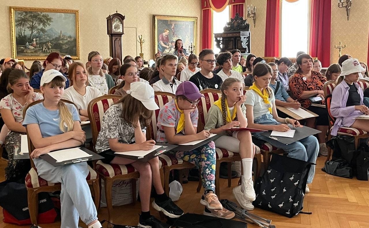 Андрей Шохин в ходе поездки в регион встретился с участниками XXII Межнационального пленэра юных художников «Земля любви, земля надежды»