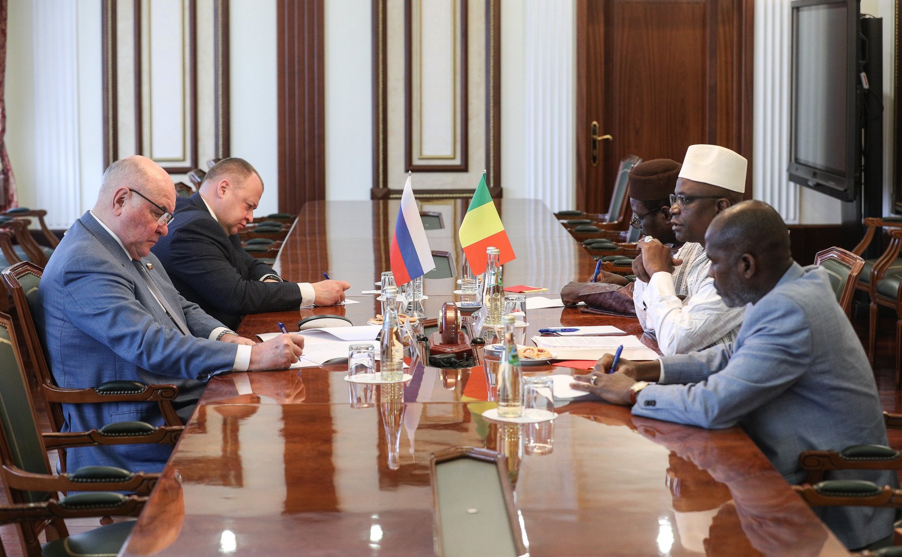 Встреча председателя Комитета СФ по международным делам Григория Карасина с Чрезвычайным и Полномочным Послом Республики Мали в РФ Х. Самаке