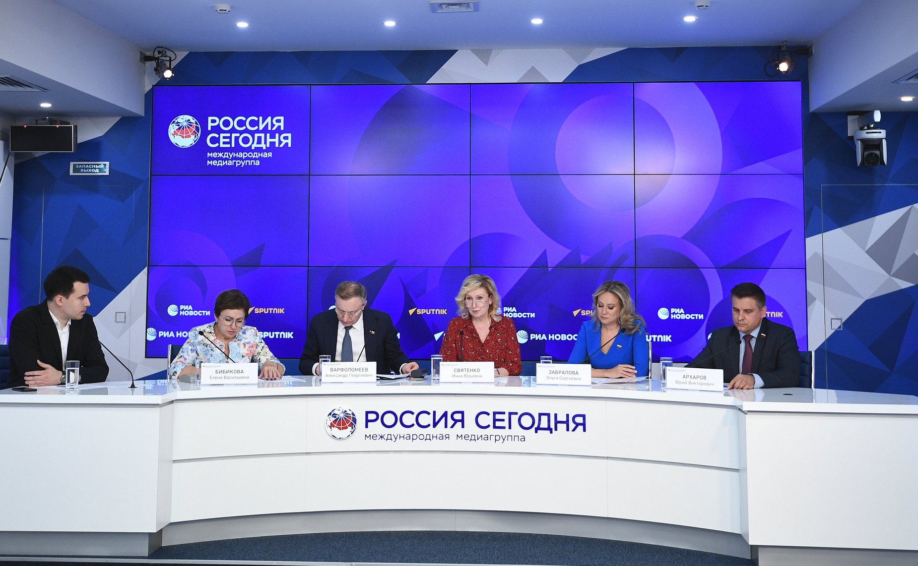 Пресс-конференцию по итогам работы Комитета СФ в ходе весенней парламентской сессии