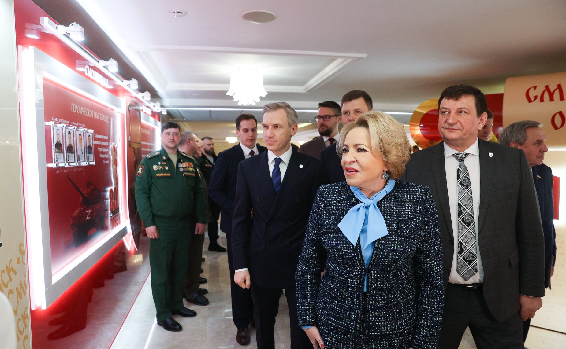 Валентина Матвиенко и Василий Анохин осмотрели выставку, посвященную истории, культуре и перспективным направлениям развития Смоленской области