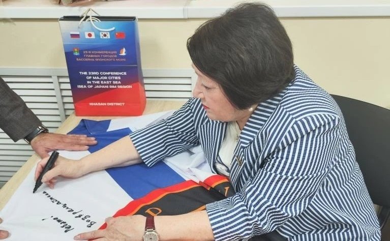 Людмила Талабаева в ходе региональной недели встретилась с активистами и членами общественных организаций, которые занимаются патриотическим воспитанием молодежи и помощью участникам СВО