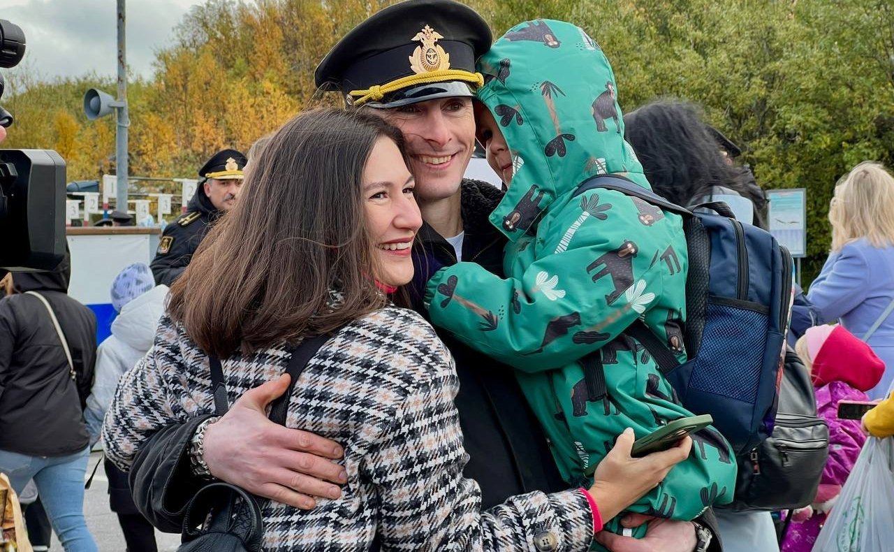 Татьяна Сахарова поздравила экипажи кораблей Северного флота с возвращением в Североморск после длительного плавания