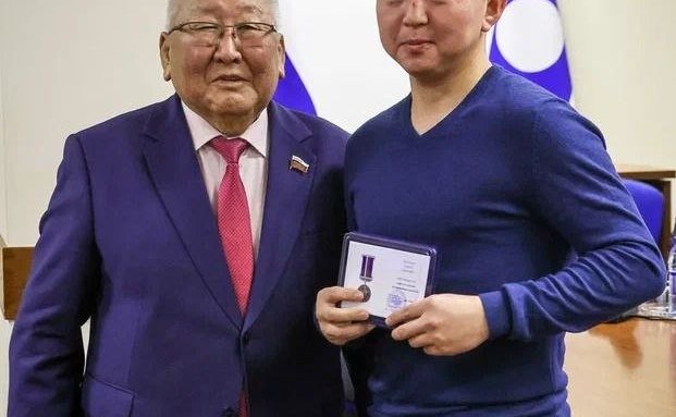 Егор Борисов вручил юным героям-якутянам медали Совета Федерации «За проявленное мужество»
